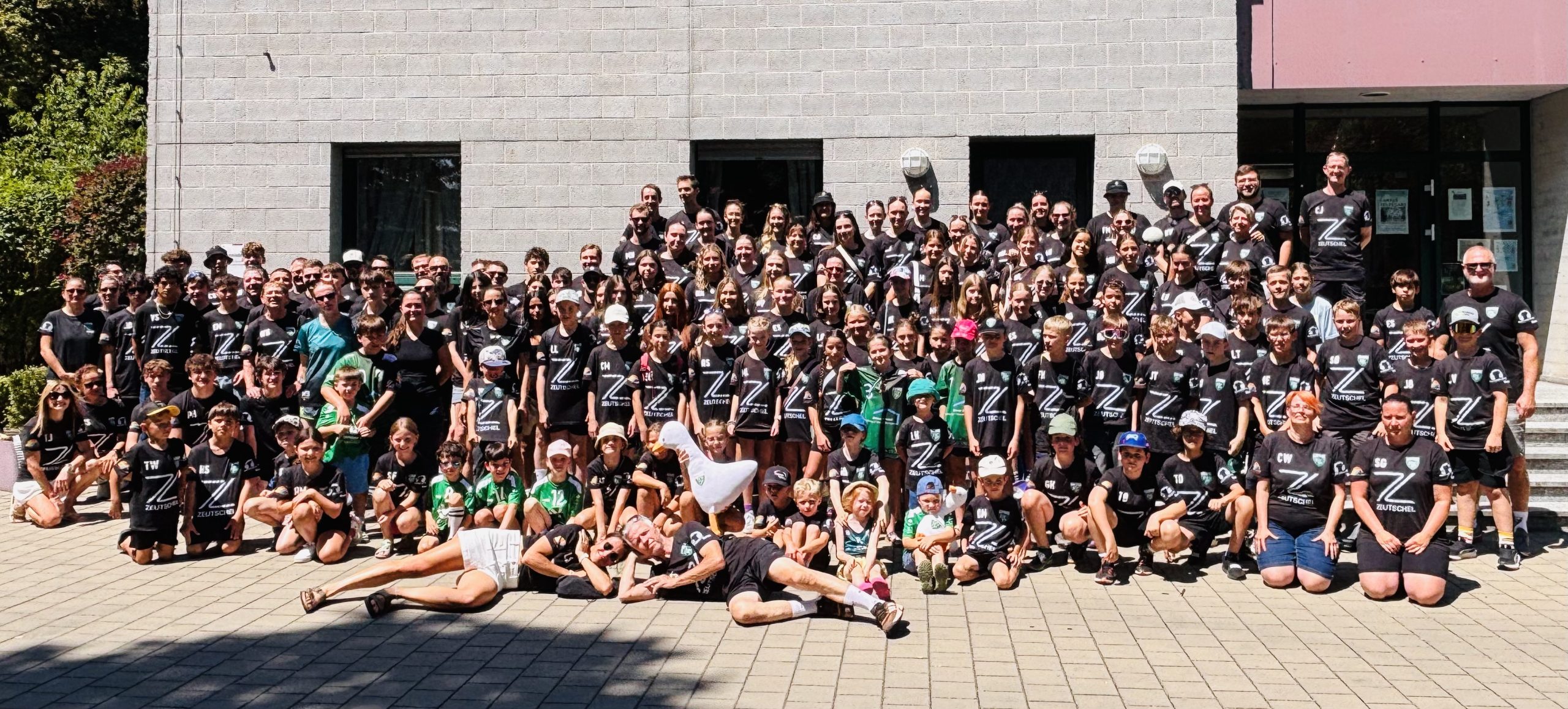 Gruppenfoto der Handballabteilung des TSV Neckartenzlingen